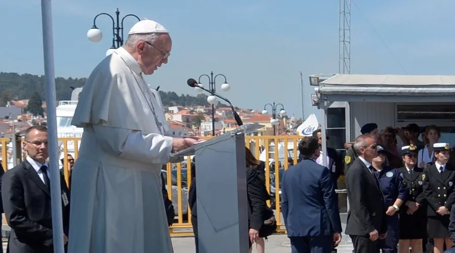 Papa Francisco en encuentro con los ciudadanos y la comunidad católica de Grecia. Foto: L'Osservatore Romano.?w=200&h=150