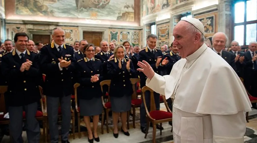 El Papa hoy con los miembros de la Inspectoría de Seguridad. Foto L'Osservatore Romano?w=200&h=150