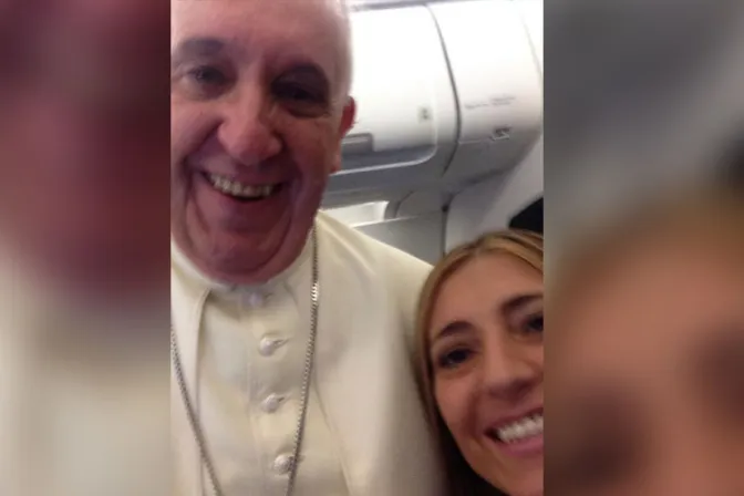 En vuelo papal, periodistas se toman “selfies” con el Papa Francisco quien promete rueda de prensa al regreso