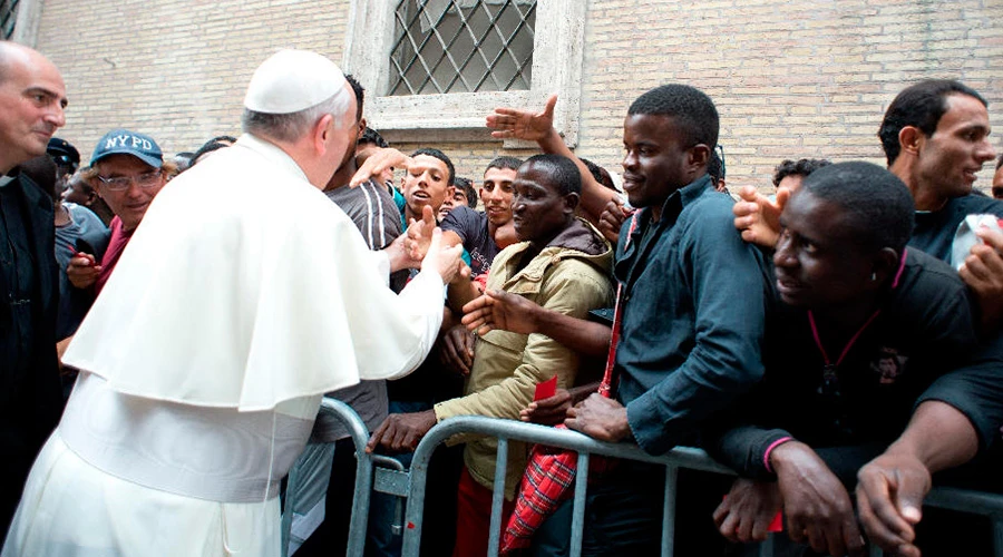 El Papa saluda a un grupo de refugiados y migrantes. Foto: Vatican Media?w=200&h=150