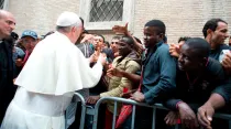 El Papa saluda a un grupo de refugiados y migrantes. Foto: Vatican Media