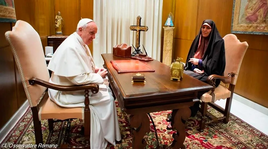 Papa Francisco con la vicepresidenta de Iran, Shahindokht Molaverdi / Foto: L'Osservatore Romano