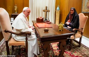 Papa Francisco con la vicepresidenta de Iran, Shahindokht Molaverdi / Foto: L'Osservatore Romano 