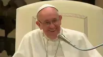 El Papa Francisco bromea en la audiencia con la comunidad Shalom en el Vaticano. Imagen Captura Youtube