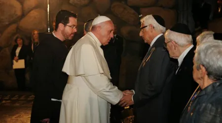 El Papa Francisco se encuentra con sobrevivientes del Holocausto nazi, dos salvados por católicos