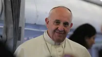 El Papa Francisco a bordo del avión papal. Foto: Alan Holdren (ACI Prensa)