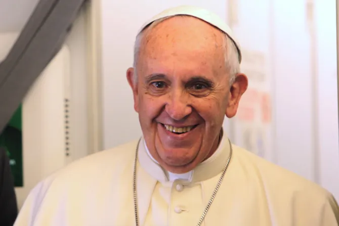 Desde el avión el Papa Francisco se despide de Ecuador y bendice al Perú