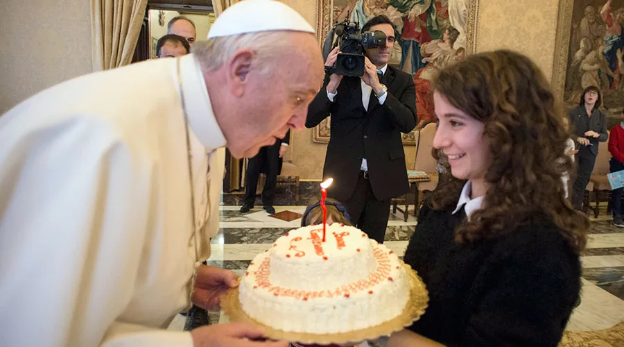 El Papa Francisco recibe una torta de cumpleaños / Foto: L'Osservatore Romano?w=200&h=150