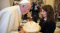 El Papa Francisco recibe una torta de cumpleaños / Foto: L'Osservatore Romano