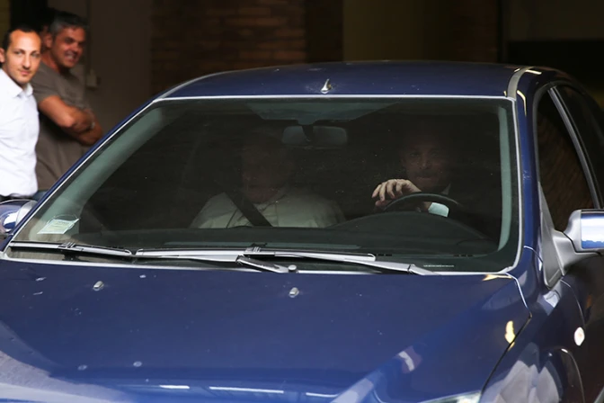 [VIDEO] ¡Llegó el jefe! Papa Francisco visita por sorpresa oficinas fuera del Vaticano