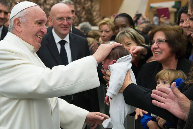 Regalo más valioso para los hijos no son las cosas sino amor de los padres, dice el Papa
