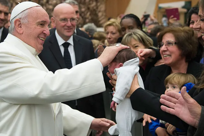 Regalo más valioso para los hijos no son las cosas sino amor de los padres, dice el Papa