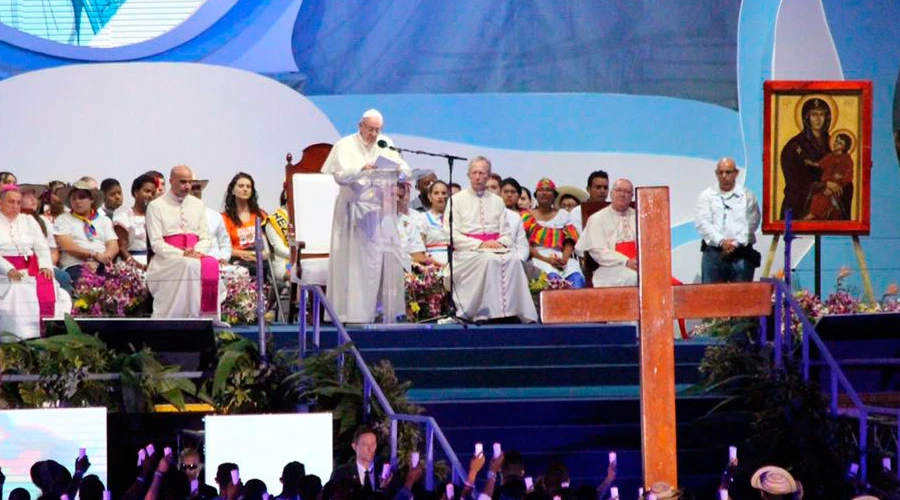 El Papa Francisco en el Vía Crucis. Foto: Jonah McKeown / EWTN?w=200&h=150