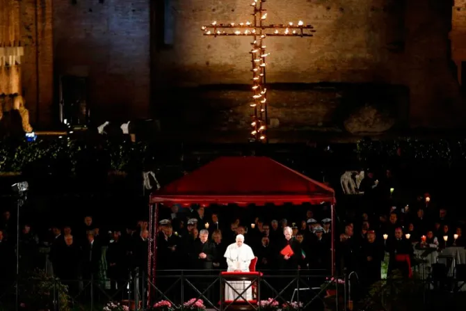 Publican meditaciones del Vía Crucis con el Papa Francisco en Viernes Santo