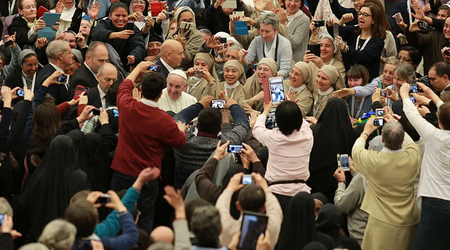 El Papa Francisco con miembros de la Vida Consagrada / Foto: Daniel Ibáñez (ACI Prensa)