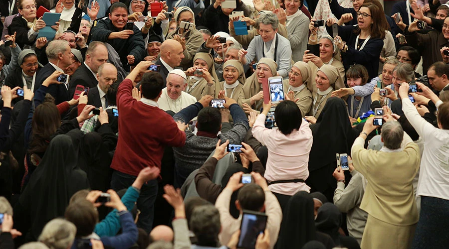 El Papa Francisco con miembros de la Vida Consagrada / Foto: Daniel Ibáñez (ACI Prensa)?w=200&h=150