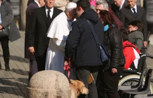 Papa Francisco con invidente y perro guía / Foto: Daniel Ibáñez (ACI Prensa) 