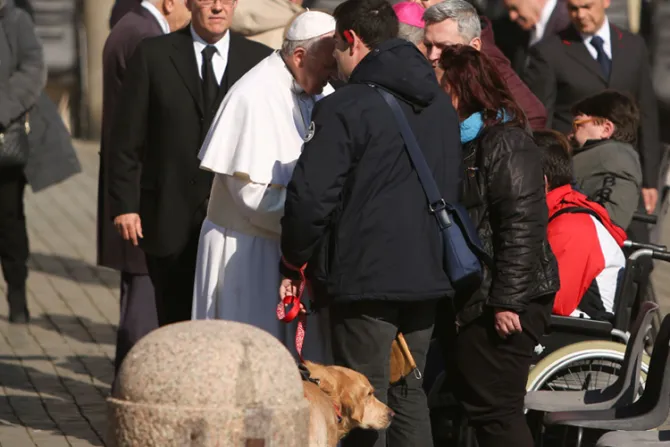 La bendición del Papa Francisco a un invidente y su perro guía