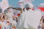 El “Papa Francisco” y su viejo Renault “se alistan” en video oficial de JMJ Cracovia 2016