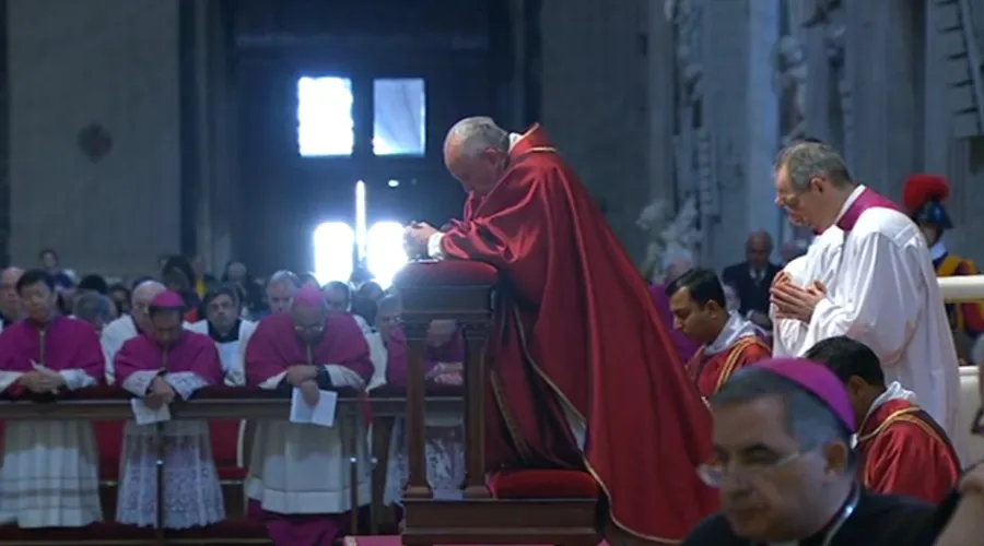 Papa Francisco en oficios de Viernes Santo. Foto: Captura de video / CTV.
