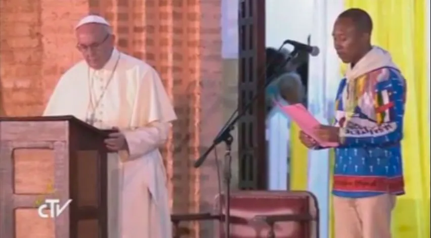 El Papa Francisco escucha el saludo de un joven centroafricano. Captura Youtube