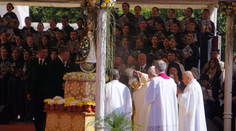 El Papa Francisco ante la Virgen de Caacupé en su santuario en Paraguay. Foto David Ramos / ACI Prensa?w=200&h=150