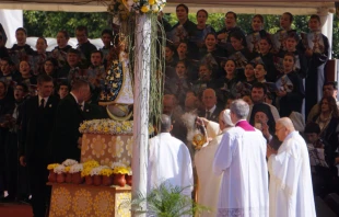 El Papa Francisco ante la Virgen de Caacupu00e9 en su santuario en Paraguay. Foto David Ramos / ACI Prensa 