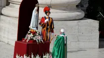 El Papa Francisco venera a la Virgen de Fátima en 2013. Foto ACI Prensa