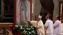 El Papa Francisco y la Virgen de Guadalupe. Foto Daniel Ibáñez / ACI Prensa