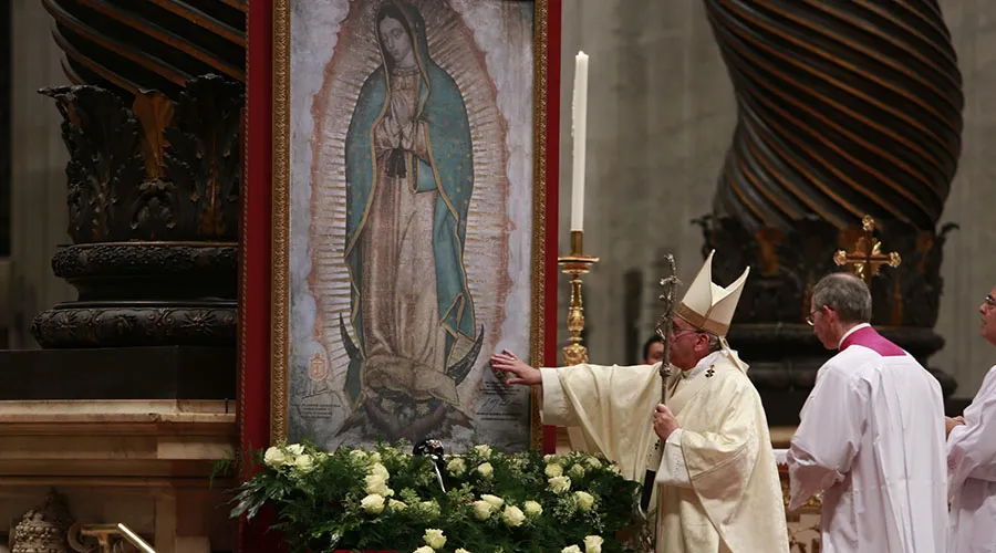 Papa Francisco ante imagen de la Virgen de Guadalupe en Basílica de San Pedro. Foto: Daniel Ibáñez / ACI Prensa