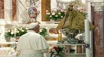 El Papa Francisco reza ante la imagen original de la Virgen de la Caridad del Cobre en Santiago de Cuba. Captura de Youtube