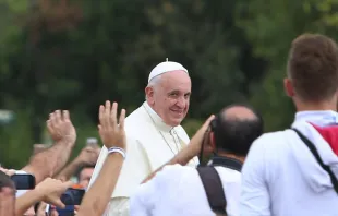 Papa Francisco en visita a Tirana. Foto: Daniel Ibáñez / ACI Prensa 