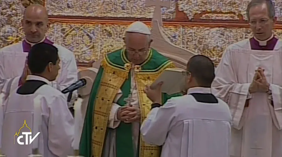 El Papa Francisco en las Vísperas de esta tarde en la Catedral de Asunción. Captura de Youtube?w=200&h=150
