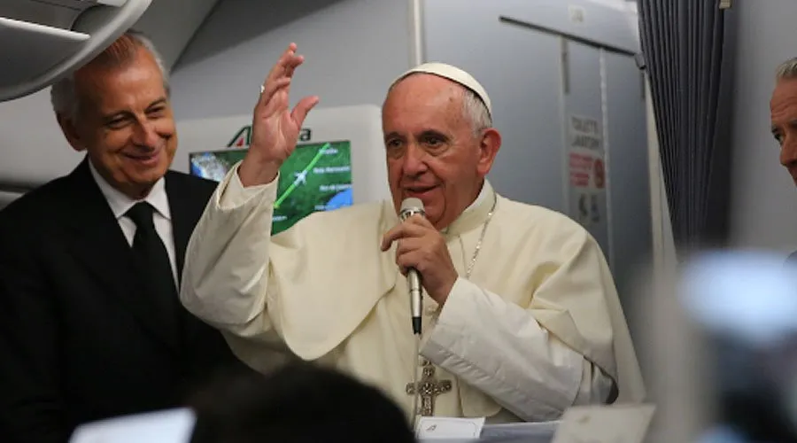 El Papa Francisco en la rueda de prensa de Asunción a Roma en el avión papal. Foto Alan Holdren / ACI Prensa