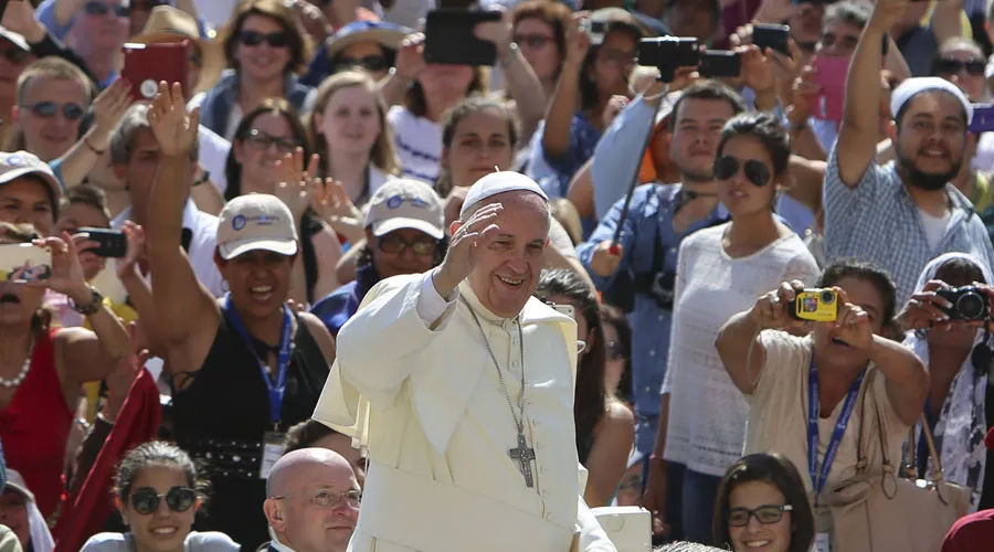 El Santo Padre saluda a los peregrinos congregados en la Plaza de San Pedro. / Foto: ACI Prensa?w=200&h=150
