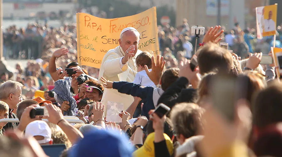 Papa Francisco saluda a los fieles en Audiencia General de hoy. Foto: Daniel Ibáñez / ACI Prensa