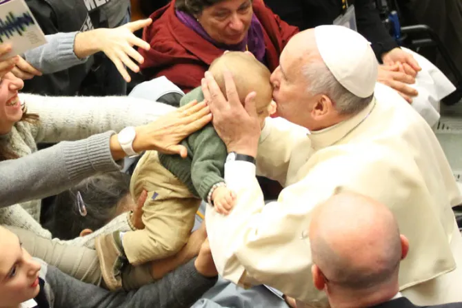 El Papa Francisco preside emotivo encuentro con afectados de autismo