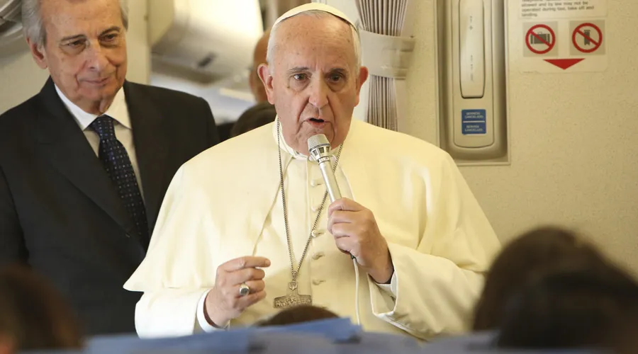 Papa Francisco en rueda de prensa durante vuelo de Filipinas a Roma. Foto: Alan Holdren / ACI Prensa.