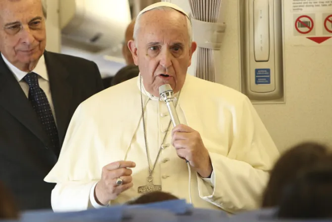 Papa Francisco sobre Charlie Hebdo: Libertad debe ir acompañada de prudencia