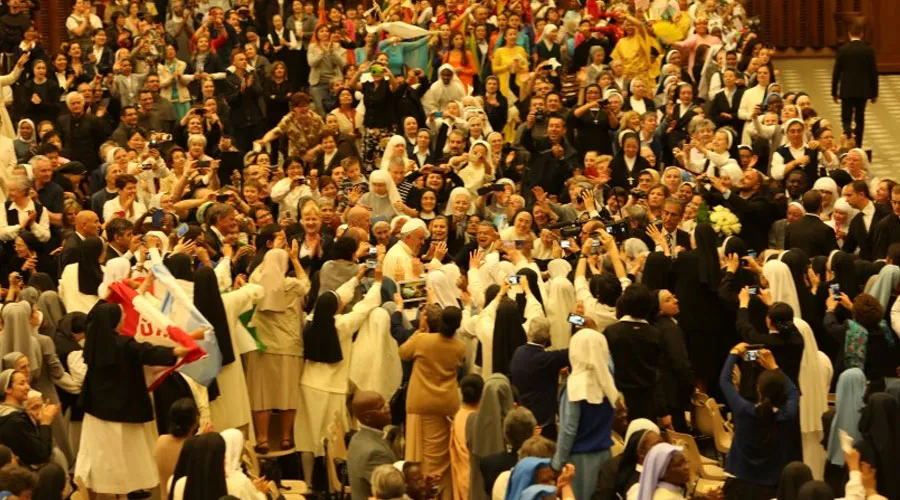 El Papa Francisco en el encuentro con las religiosas ayer en el Aula Pablo VI. Foto Petrik Bohumil / ACI Prensa?w=200&h=150