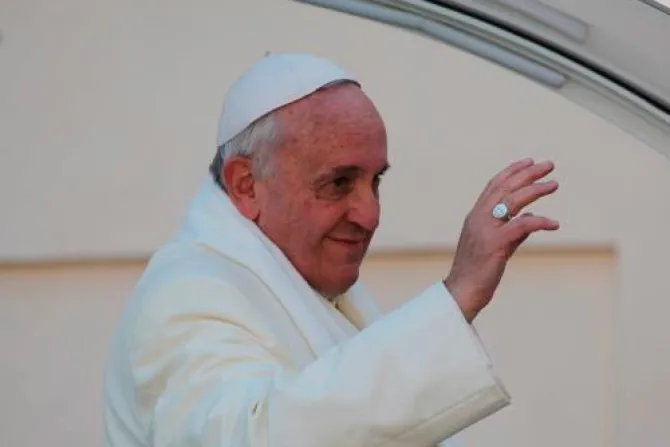 El Papa Francisco pide “salvar al hombre” de ser una herramienta del sistema