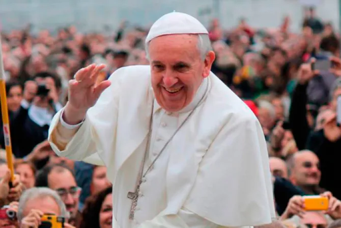 Dios no nos hace faltar el pan de cada día si sabemos compartirlo como hermanos, dice el Papa