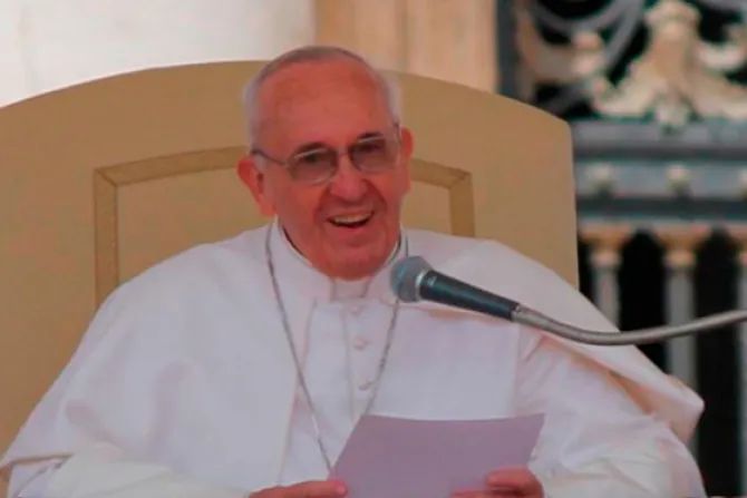 Defender la familia y la santidad del don divino de la vida, pide el Papa Francisco