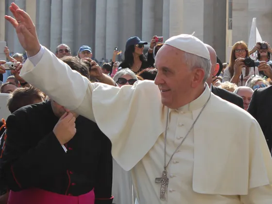 El Papa regala “Evangelio de bolsillo” y alienta a leer siempre la Palabra de Jesús