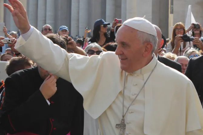 El Papa regala “Evangelio de bolsillo” y alienta a leer siempre la Palabra de Jesús