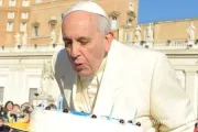 Un pastel, un mate y muchos ¡Feliz cumpleaños! para Papa Francisco en San Pedro