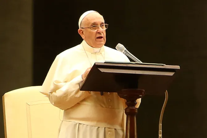 Papa Francisco: La persona humana debe estar al centro de la política y la economía