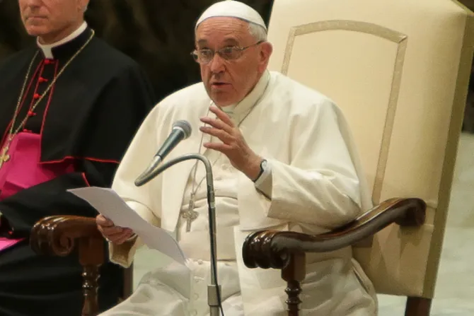 Si un sacerdote se olvida de su Madre es como si estuviese huérfano, dice el Papa