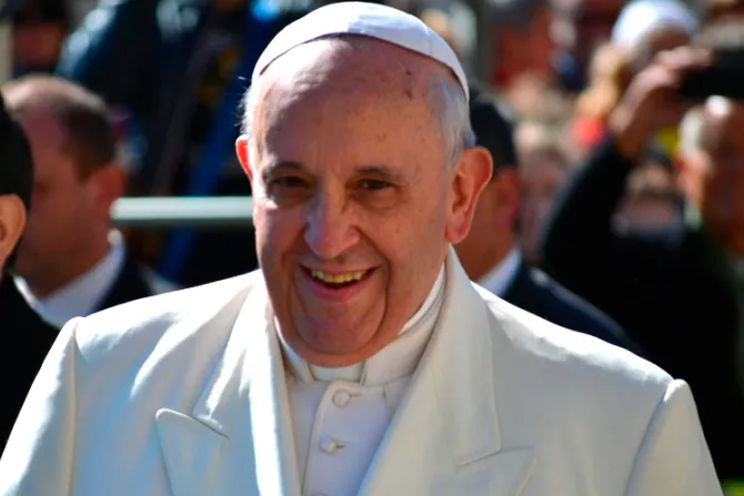 El Papa Francisco toma su bandeja y se sienta a almorzar con empleados del Vaticano