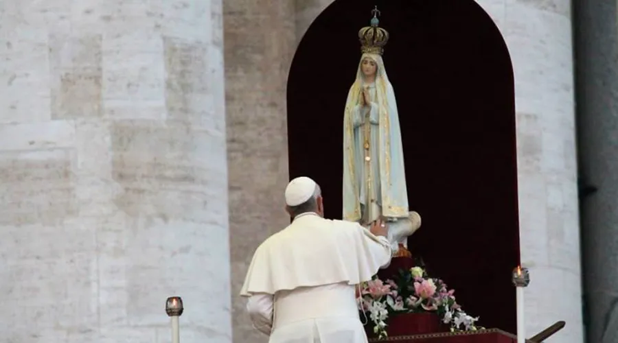 Papa Francisco al pie de la imagen original de la Virgen de Fátima. Foto: Lauren Cater / ACI Prensa?w=200&h=150